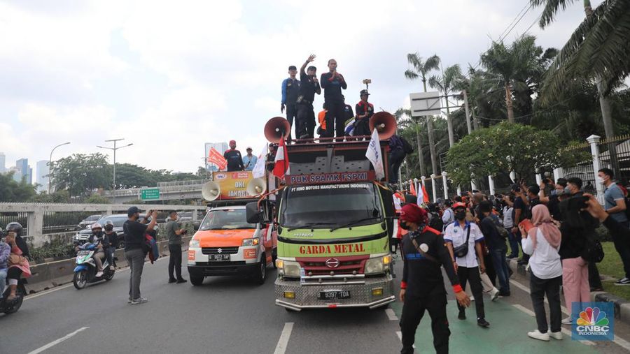 Sejumlkah aliansi buruh melakukan aksi demio di depan Gedung DPR RI, Jakarta, Selasa (6/9/2022). Pantauan CNBC Indonesia Buruh tiba pukul 11.00 WIB. Mereka datang dengan membawaspanduk bertuliskan Tolak Omnibuslaw hingga penolakan kenaikan BBM. (CNBC Indonesia/ Muhammad Sabki)