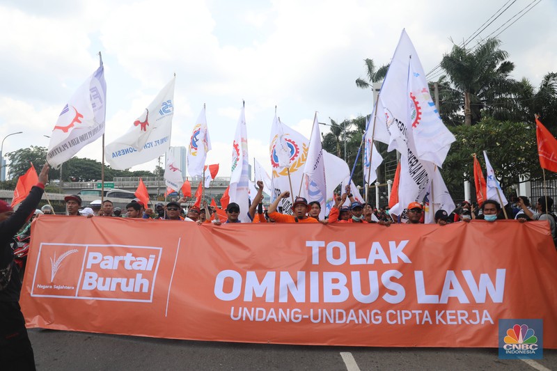 Deno Buruh Tolak Omnibus Law dan Kenaikan BBM di DPR Sejumlkah aliansi buruh melakukan aksi demio di depan Gedung DPR RI, Jakarta, Selasa (6/9/2022). Pantauan CNBC Indonesia Buruh tiba pukul 11.00 WIB. Mereka datang dengan membawaspanduk bertuliskan Tolak Omnibuslaw hingga penolakan kenaikan BBM. (CNBC Indonesia/ Muhammad Sabki)
