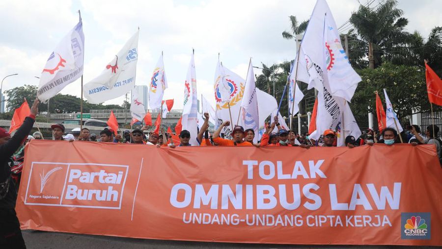 Sejumlah aliansi buruh melakukan aksi demo di depan Gedung DPR RI, Jakarta, Selasa (6/9/2022). Pantauan վ Buruh tiba pukul 11.00 WIB. Mereka datang dengan membawa spanduk bertuliskan Tolak Omnibuslaw hingga penolakan kenaikan BBM. (վ/ Muhammad Sabki)