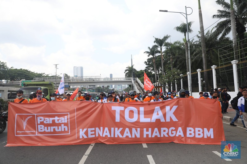 Deno Buruh Tolak Omnibus Law dan Kenaikan BBM di DPR Sejumlkah aliansi buruh melakukan aksi demio di depan Gedung DPR RI, Jakarta, Selasa (6/9/2022). Pantauan CNBC Indonesia Buruh tiba pukul 11.00 WIB. Mereka datang dengan membawaspanduk bertuliskan Tolak Omnibuslaw hingga penolakan kenaikan BBM. (CNBC Indonesia/ Muhammad Sabki)