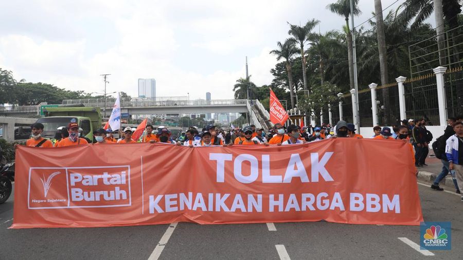 Sejumlkah aliansi buruh melakukan aksi demio di depan Gedung DPR RI, Jakarta, Selasa (6/9/2022). Pantauan CNBC Indonesia Buruh tiba pukul 11.00 WIB. Mereka datang dengan membawaspanduk bertuliskan Tolak Omnibuslaw hingga penolakan kenaikan BBM. (CNBC Indonesia/ Muhammad Sabki)