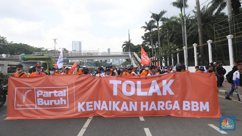 Sejumlkah aliansi buruh melakukan aksi demio di depan Gedung DPR RI, Jakarta, Selasa (6/9/2022). Pantauan CNBC Indonesia Buruh tiba pukul 11.00 WIB. Mereka datang dengan membawaspanduk bertuliskan Tolak Omnibuslaw hingga penolakan kenaikan BBM. (CNBC Indonesia/ Muhammad Sabki)