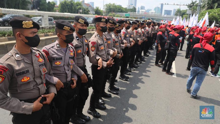 Sejumlkah aliansi buruh melakukan aksi demio di depan Gedung DPR RI, Jakarta, Selasa (6/9/2022). Pantauan CNBC Indonesia Buruh tiba pukul 11.00 WIB. Mereka datang dengan membawaspanduk bertuliskan Tolak Omnibuslaw hingga penolakan kenaikan BBM. (CNBC Indonesia/ Muhammad Sabki)