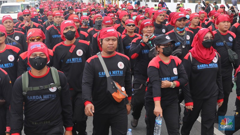 Deno Buruh Tolak Omnibus Law dan Kenaikan BBM di DPR Sejumlkah aliansi buruh melakukan aksi demio di depan Gedung DPR RI, Jakarta, Selasa (6/9/2022). Pantauan CNBC Indonesia Buruh tiba pukul 11.00 WIB. Mereka datang dengan membawaspanduk bertuliskan Tolak Omnibuslaw hingga penolakan kenaikan BBM. (CNBC Indonesia/ Muhammad Sabki)