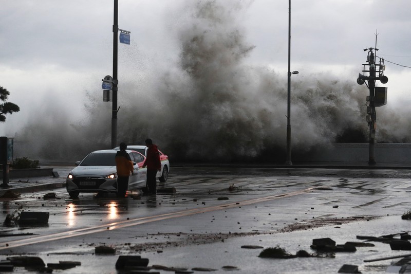 Gelombang yang disebabkan oleh Topan Hinnamnor menghantam tepi pantai di Busan, Korea Selatan, Selasa (6/9/2022). (Yonhap/via REUTERS)
