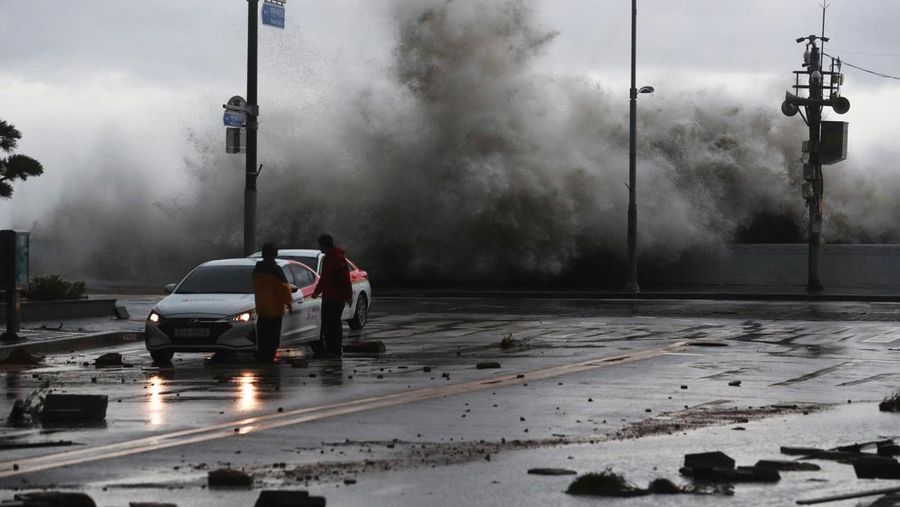 Gelombang yang disebabkan oleh Topan Hinnamnor menghantam tepi pantai di Busan, Korea Selatan, Selasa (6/9/2022). (Yonhap/via REUTERS)