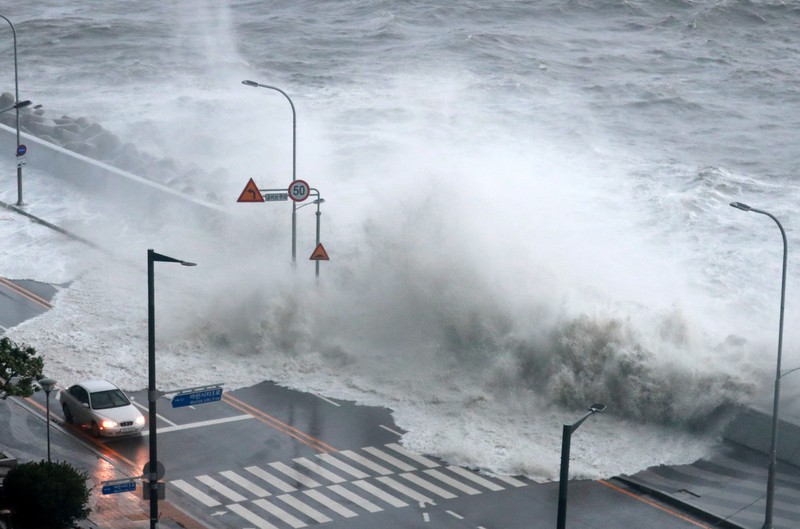 Gelombang yang disebabkan oleh Topan Hinnamnor menghantam tepi pantai di Busan, Korea Selatan Gelombang yang disebabkan oleh Topan Hinnamnor menghantam tepi pantai di Busan, Korea Selatan, Selasa (6/9/2022). (Yonhap/via REUTERS)