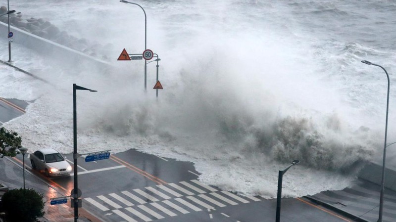 Gelombang yang disebabkan oleh Topan Hinnamnor menghantam tepi pantai di Busan, Korea Selatan, Selasa (6/9/2022). (Yonhap/via REUTERS)