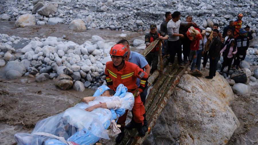 Pekerja medis memindahkan pasien ke area aman di Rumah Sakit Renmin Kabupaten Shimian di Kota Ya'an, setelah gempa bumi di Provinsi Sichuan, China, Senin (5//2022). Gempa berkekuatan 6,8 SR mengguncangprovinsi Sichuan, China Barat Daya pada Senin, menewaskan sedikitnya 46 orang. (Xinhua via AP)