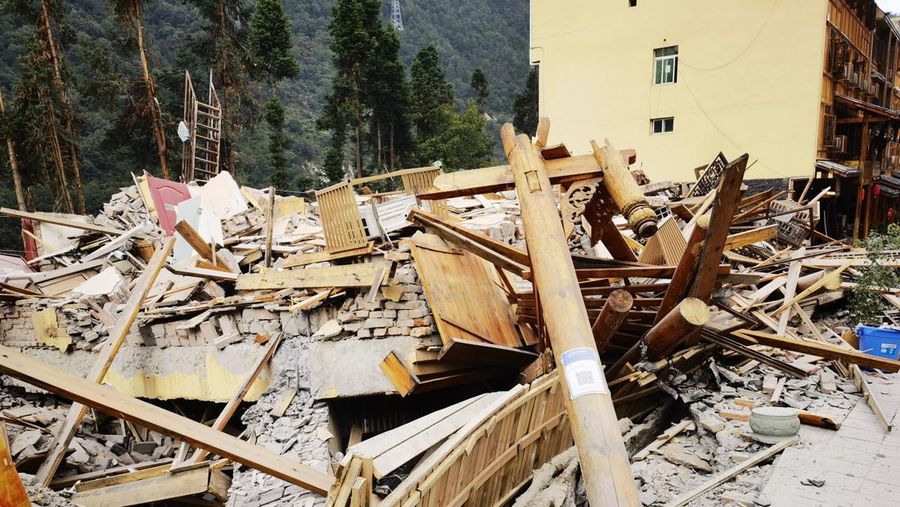 Pekerja medis memindahkan pasien ke area aman di Rumah Sakit Renmin Kabupaten Shimian di Kota Ya'an, setelah gempa bumi di Provinsi Sichuan, China, Senin (5//2022). Gempa berkekuatan 6,8 SR mengguncangprovinsi Sichuan, China Barat Daya pada Senin, menewaskan sedikitnya 46 orang. (Xinhua via AP)