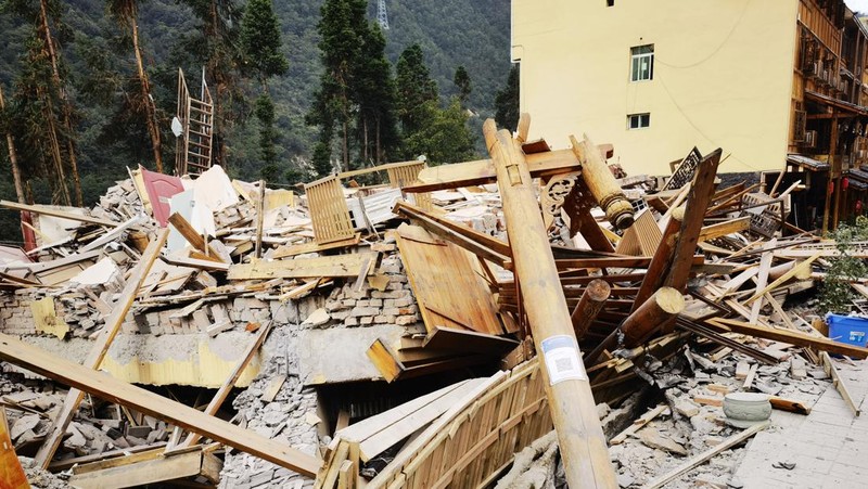 Pekerja medis memindahkan pasien ke area aman di Rumah Sakit Renmin Kabupaten Shimian di Kota Ya'an, setelah gempa bumi di Provinsi Sichuan, China, Senin (5//2022). Gempa berkekuatan 6,8 SR mengguncangprovinsi Sichuan, China Barat Daya pada Senin, menewaskan sedikitnya 46 orang. (Xinhua via AP)
