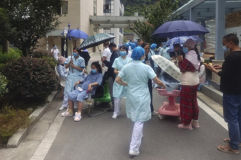 Gempa di Sichuan, China Pekerja medis memindahkan pasien ke area aman di Rumah Sakit Renmin Kabupaten Shimian di Kota Ya'an, setelah gempa bumi di Provinsi Sichuan, China, Senin (5//2022). Gempa berkekuatan 6,8 SR mengguncangprovinsi Sichuan, China Barat Daya pada Senin, menewaskan sedikitnya 46 orang. (Xinhua via AP)