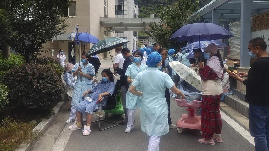 Pekerja medis memindahkan pasien ke area aman di Rumah Sakit Renmin Kabupaten Shimian di Kota Ya'an, setelah gempa bumi di Provinsi Sichuan, China, Senin (5//2022). Gempa berkekuatan 6,8 SR mengguncangprovinsi Sichuan, China Barat Daya pada Senin, menewaskan sedikitnya 46 orang. (Xinhua via AP)
