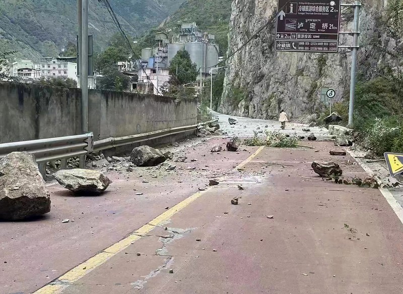 Gempa di Sichuan, China Pekerja medis memindahkan pasien ke area aman di Rumah Sakit Renmin Kabupaten Shimian di Kota Ya'an, setelah gempa bumi di Provinsi Sichuan, China, Senin (5//2022). Gempa berkekuatan 6,8 SR mengguncangprovinsi Sichuan, China Barat Daya pada Senin, menewaskan sedikitnya 46 orang. (Xinhua via AP)