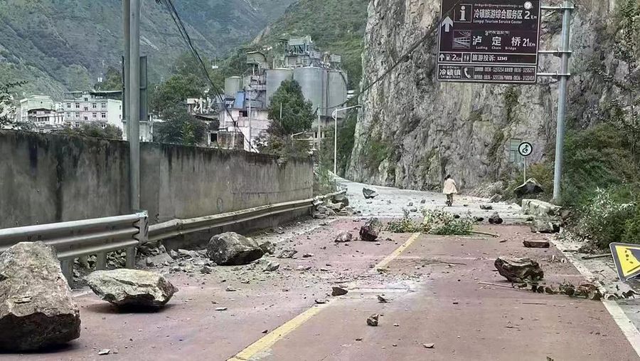Kondisi batu-batu yang jatuh terlihat di jalan dekat Kota Lengqi di Kabupaten Luding, Provinsi Sichuan, China barat daya, Senin (5//2022). Gempa berkekuatan 6,8 SR mengguncangprovinsi Sichuan, China Barat Daya pada Senin, menewaskan sedikitnya 46 orang. (Xinhua via AP)