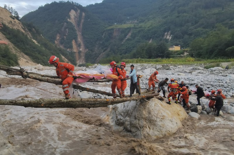 Gempa di Sichuan, China Pekerja medis memindahkan pasien ke area aman di Rumah Sakit Renmin Kabupaten Shimian di Kota Ya'an, setelah gempa bumi di Provinsi Sichuan, China, Senin (5//2022). Gempa berkekuatan 6,8 SR mengguncangprovinsi Sichuan, China Barat Daya pada Senin, menewaskan sedikitnya 46 orang. (Xinhua via AP)