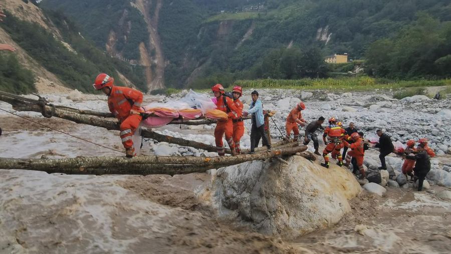 Pekerja medis memindahkan pasien ke area aman di Rumah Sakit Renmin Kabupaten Shimian di Kota Ya'an, setelah gempa bumi di Provinsi Sichuan, China, Senin (5//2022). Gempa berkekuatan 6,8 SR mengguncangprovinsi Sichuan, China Barat Daya pada Senin, menewaskan sedikitnya 46 orang. (Xinhua via AP)