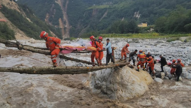 Pekerja medis memindahkan pasien ke area aman di Rumah Sakit Renmin Kabupaten Shimian di Kota Ya'an, setelah gempa bumi di Provinsi Sichuan, China, Senin (5//2022). Gempa berkekuatan 6,8 SR mengguncangprovinsi Sichuan, China Barat Daya pada Senin, menewaskan sedikitnya 46 orang. (Xinhua via AP)
