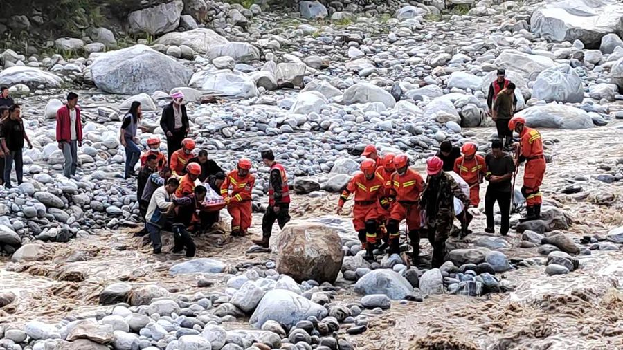 Pekerja medis memindahkan pasien ke area aman di Rumah Sakit Renmin Kabupaten Shimian di Kota Ya'an, setelah gempa bumi di Provinsi Sichuan, China, Senin (5//2022). Gempa berkekuatan 6,8 SR mengguncangprovinsi Sichuan, China Barat Daya pada Senin, menewaskan sedikitnya 46 orang. (Xinhua via AP)