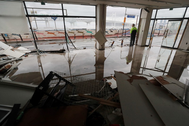 Gelombang yang disebabkan oleh Topan Hinnamnor menghantam tepi pantai di Busan, Korea Selatan Gelombang yang disebabkan oleh Topan Hinnamnor menghantam tepi pantai di Busan, Korea Selatan, Selasa (6/9/2022). (Yonhap/via REUTERS)