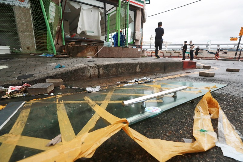 Gelombang yang disebabkan oleh Topan Hinnamnor menghantam tepi pantai di Busan, Korea Selatan Gelombang yang disebabkan oleh Topan Hinnamnor menghantam tepi pantai di Busan, Korea Selatan, Selasa (6/9/2022). (Yonhap/via REUTERS)
