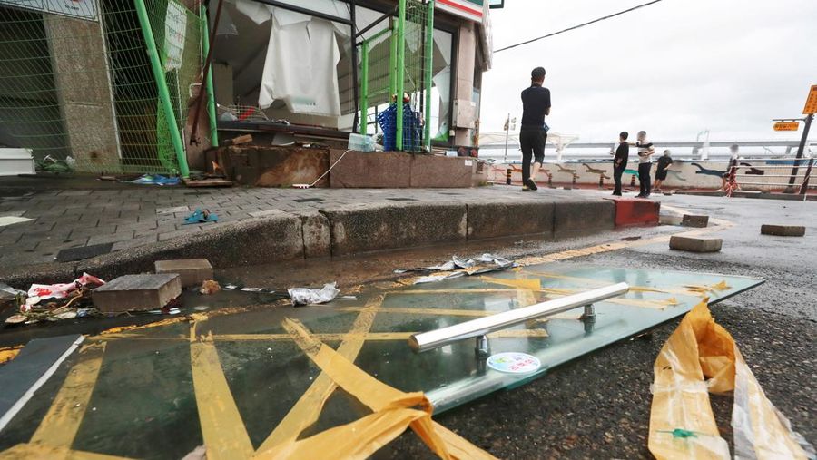 Gelombang yang disebabkan oleh Topan Hinnamnor menghantam tepi pantai di Busan, Korea Selatan, Selasa (6/9/2022). (Yonhap/via REUTERS)