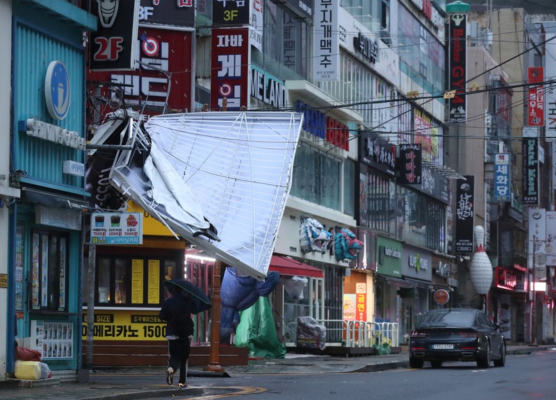 Gelombang yang disebabkan oleh Topan Hinnamnor menghantam tepi pantai di Busan, Korea Selatan Gelombang yang disebabkan oleh Topan Hinnamnor menghantam tepi pantai di Busan, Korea Selatan, Selasa (6/9/2022). (Yonhap/via REUTERS)