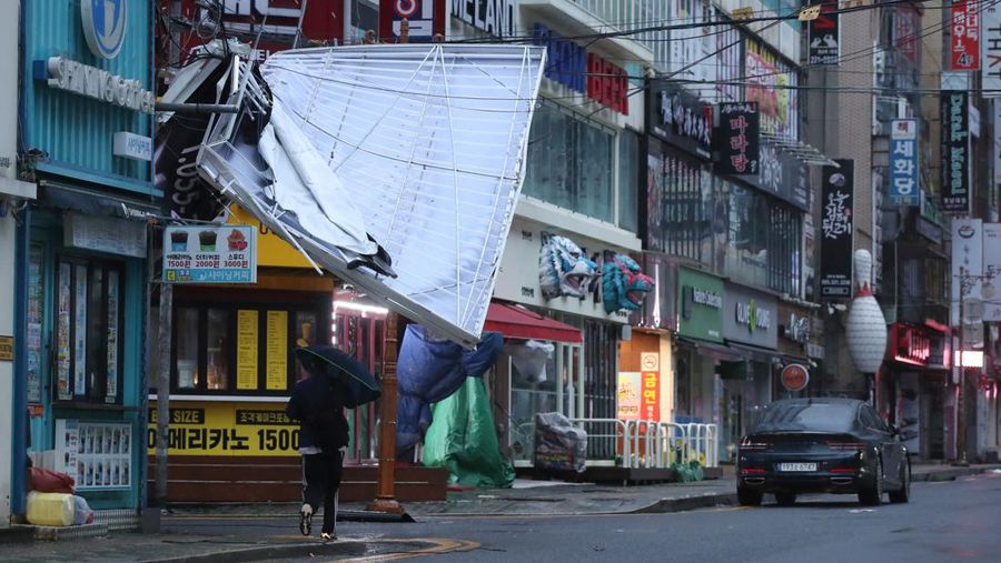 Gelombang yang disebabkan oleh Topan Hinnamnor menghantam tepi pantai di Busan, Korea Selatan, Selasa (6/9/2022). (Yonhap/via REUTERS)
