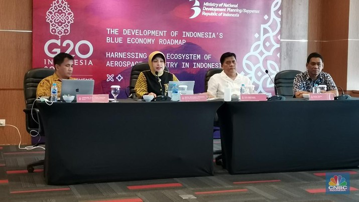 Deputi Bidang Ekonomi Kementerian PPN/Bappenas Amalia Adininggar Widyasanti (kedua kiri) sedang memberikan pemaparan terkait agenda G20 Development Ministerial Meeting 2022.
