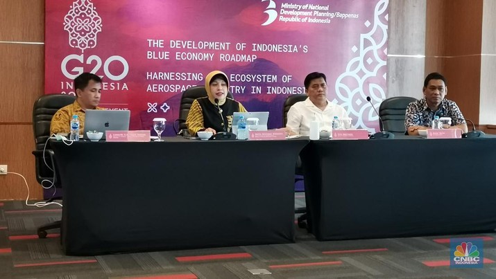 Media Briefing G20 DMM 2022 Deputi Bidang Ekonomi Kementerian PPN/Bappenas Amalia Adininggar Widyasanti (kedua kiri) sedang memberikan pemaparan terkait agenda G20 Development Ministerial Meeting 2022.