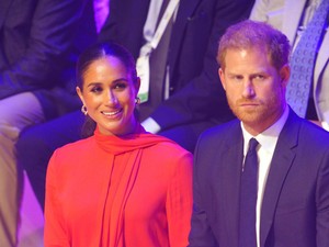 Pangeran Harry Terlihat Bosan Saat Temani Meghan Markle Nonton Katy Perry