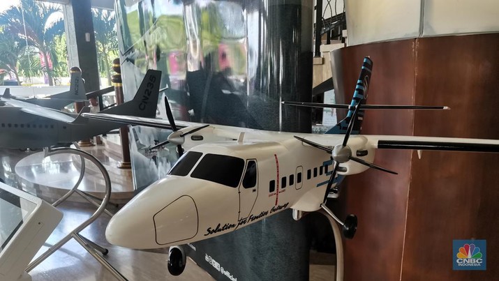 Model pesawat N219 yang dipamerkan dalam G20 Development Ministerial Meeting Side Event di Belitung.