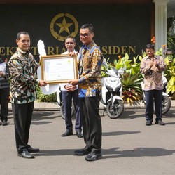 PLN Serahkan Sertifikat EBT ke 5 Istana Kepresidenan
