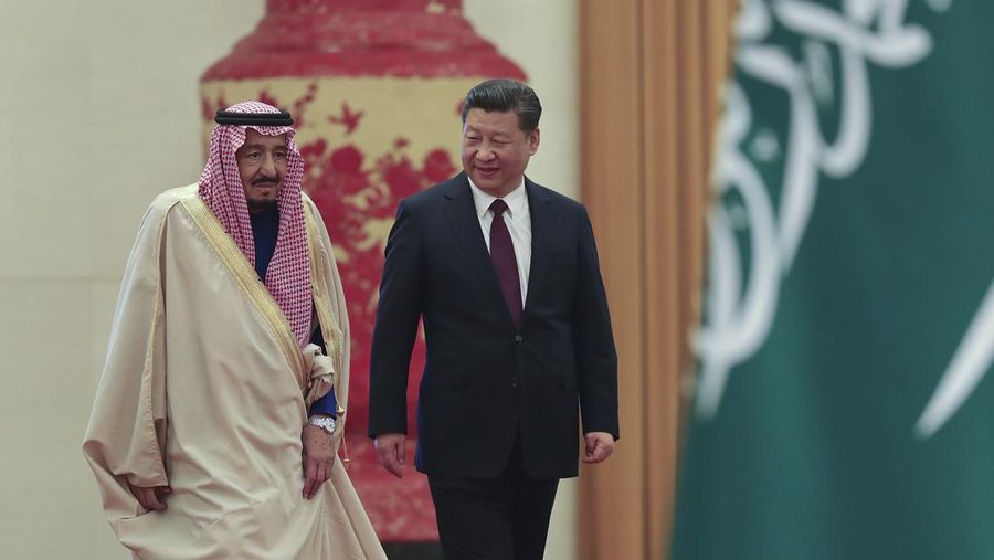 Presiden China Xi Jinping (kanan) mengundang Raja Arab Saudi Salman bin Abdulaziz Al Saud (kiri) untuk melihat pengawal kehormatan selama upacara penyambutan di dalam Aula Besar Rakyat, Beijing, China, Kamis (16/3/2017). Atas undangan Presiden Xi Jinping, Raja Salman Bin Abdul-Aaziz Al-Saud dari Kerajaan Arab Saudi akan melakukan kunjungan kenegaraan ke China pada 15-18 Maret 2017.  (Photo by Lintao Zhang/Getty Images)