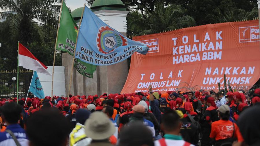 Sejumlah aliansi buruh melakukan aksi demo di depan Gedung DPR RI, Jakarta, Selasa (6/9/2022). Demo ini menuntut 3 tuntutan yaitu menolak kenaikan harga BBM, menolak omnibus law UU Cipta Kerja, dan kenaikan upah UMK 2023 sebesar 10-13%. (վ/ Muhammad Sabki)