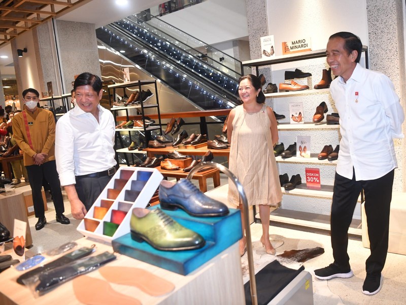 Presiden Joko Widodo mengajak Presiden Filipina, Ferdinand Romualdez Marcos Jr. Presiden Joko Widodo mengajak Presiden Ferdinand Romualdez Marcos Jr. dan Ibu Louise Araneta Marcos mengunjungi Gedung Sarinah, Jakarta, pada Senin malam, 5 September 2022, untuk menunjukkan produk-produk asli Indonesia. (Foto: Rusman - Biro Pers Sekretariat Presiden)