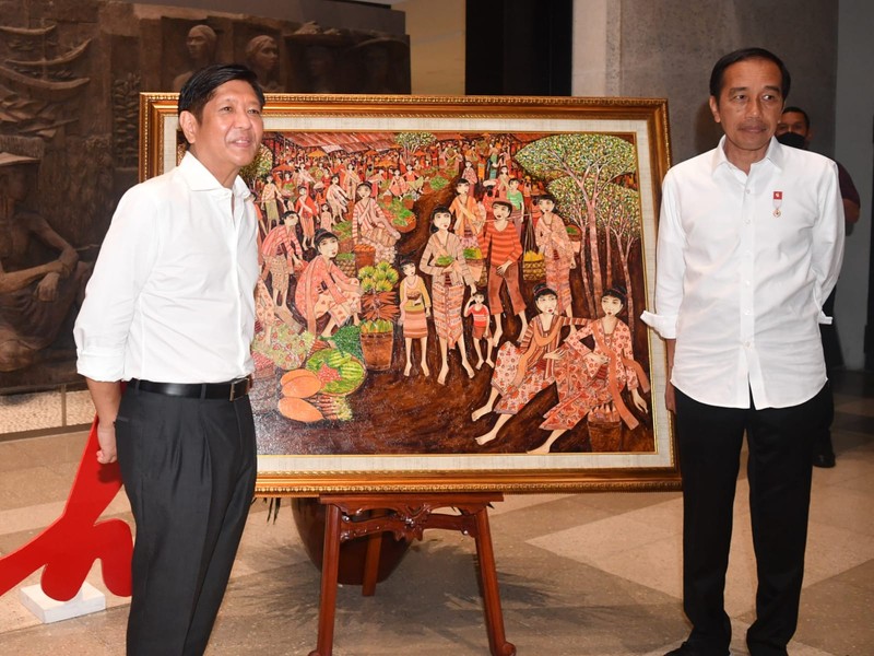 Presiden Joko Widodo mengajak Presiden Filipina, Ferdinand Romualdez Marcos Jr. Presiden Joko Widodo mengajak Presiden Ferdinand Romualdez Marcos Jr. dan Ibu Louise Araneta Marcos mengunjungi Gedung Sarinah, Jakarta, pada Senin malam, 5 September 2022, untuk menunjukkan produk-produk asli Indonesia. (Foto: Rusman - Biro Pers Sekretariat Presiden)