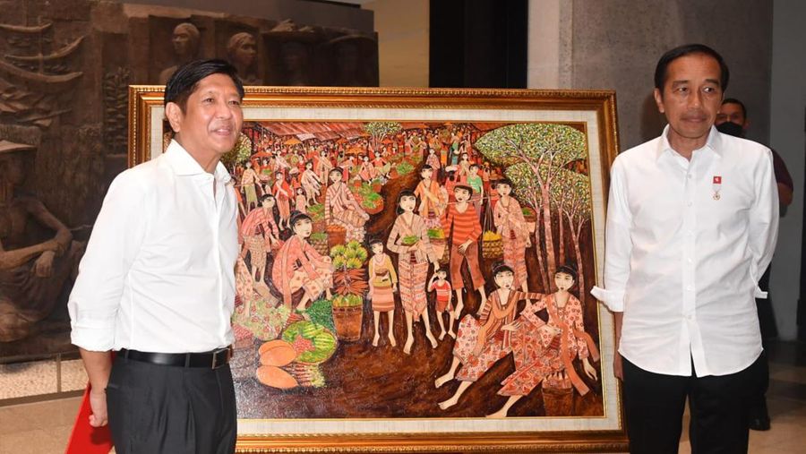 Presiden Joko Widodo mengajak Presiden Ferdinand Romualdez Marcos Jr. dan Ibu Louise Araneta Marcos mengunjungi Gedung Sarinah, Jakarta, pada Senin malam, 5 September 2022, untuk menunjukkan produk-produk asli Indonesia. (Foto: Rusman - Biro Pers Sekretariat Presiden)