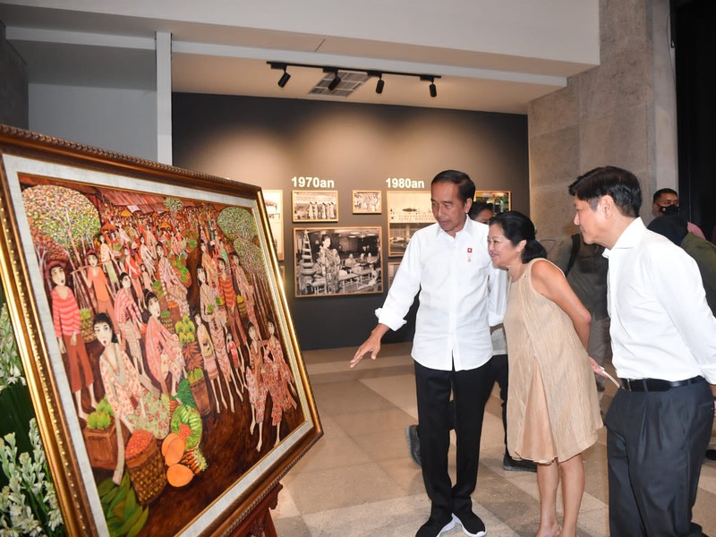 Presiden Joko Widodo mengajak Presiden Ferdinand Romualdez Marcos Jr. dan Ibu Louise Araneta Marcos mengunjungi Gedung Sarinah, Jakarta, pada Senin malam, 5 September 2022, untuk menunjukkan produk-produk asli Indonesia. (Foto: Rusman - Biro Pers Sekretariat Presiden)
