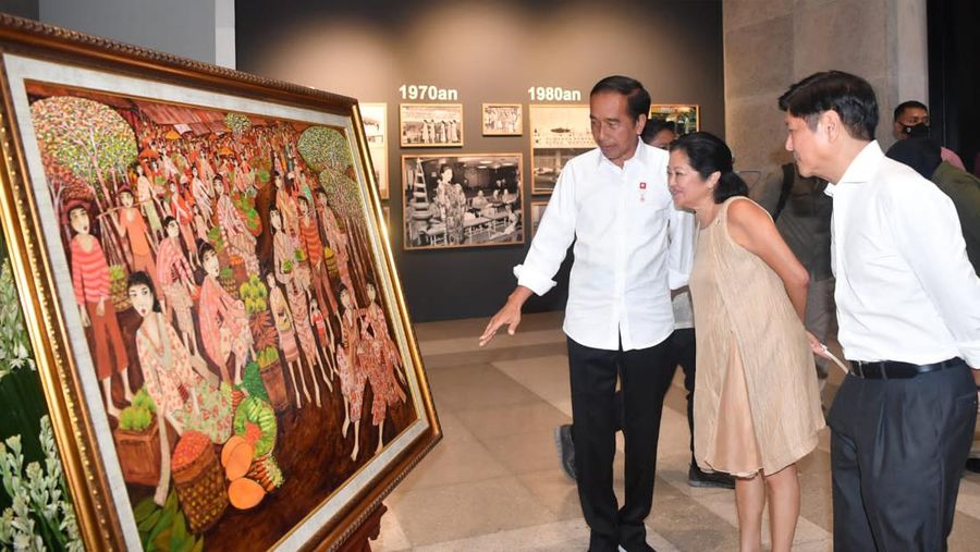 Presiden Joko Widodo mengajak Presiden Ferdinand Romualdez Marcos Jr. dan Ibu Louise Araneta Marcos mengunjungi Gedung Sarinah, Jakarta, pada Senin malam, 5 September 2022, untuk menunjukkan produk-produk asli Indonesia. (Foto: Rusman - Biro Pers Sekretariat Presiden)