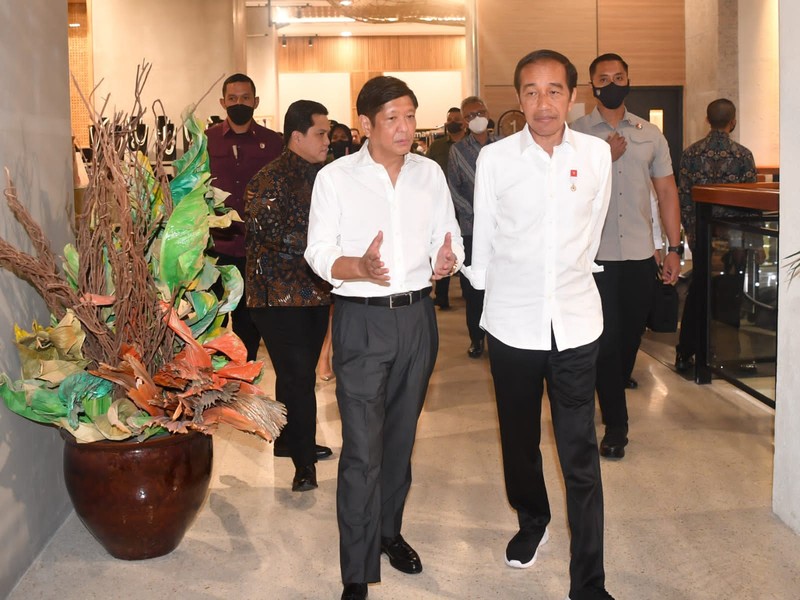 Presiden Joko Widodo mengajak Presiden Ferdinand Romualdez Marcos Jr. dan Ibu Louise Araneta Marcos mengunjungi Gedung Sarinah, Jakarta, pada Senin malam, 5 September 2022, untuk menunjukkan produk-produk asli Indonesia. (Foto: Rusman - Biro Pers Sekretariat Presiden)