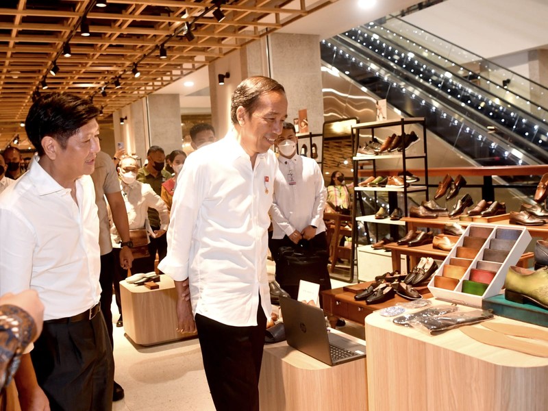 Presiden Joko Widodo mengajak Presiden Ferdinand Romualdez Marcos Jr. dan Ibu Louise Araneta Marcos mengunjungi Gedung Sarinah, Jakarta, pada Senin malam, 5 September 2022, untuk menunjukkan produk-produk asli Indonesia. (Foto: Rusman - Biro Pers Sekretariat Presiden)