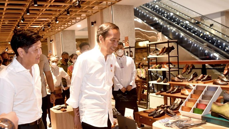 Presiden Joko Widodo mengajak Presiden Ferdinand Romualdez Marcos Jr. dan Ibu Louise Araneta Marcos mengunjungi Gedung Sarinah, Jakarta, pada Senin malam, 5 September 2022, untuk menunjukkan produk-produk asli Indonesia. (Foto: Rusman - Biro Pers Sekretariat Presiden)