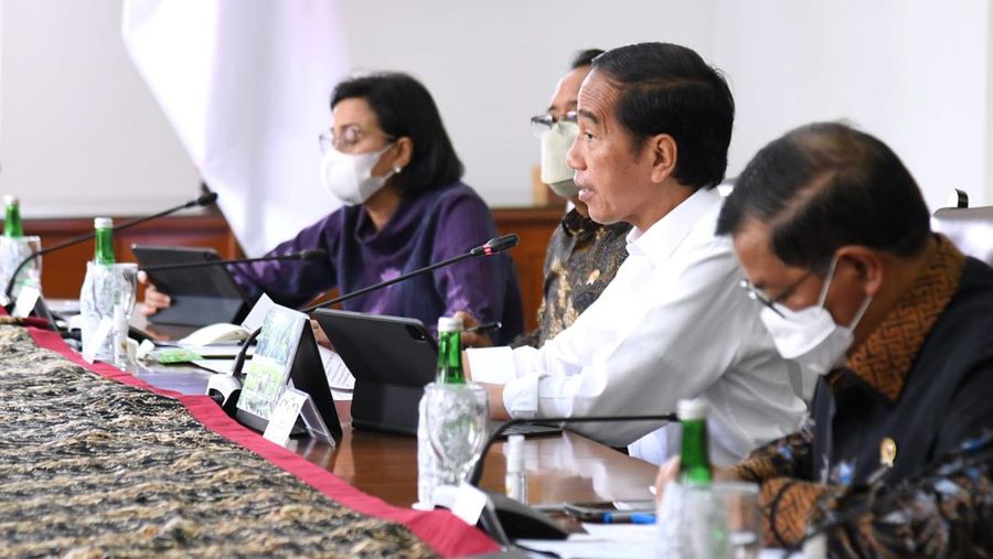 Presiden Joko Widodo menggelar rapat terbatas terkait Evaluasi Proyek Strategis Nasional (PSN) dengan sejumlah Menteri Kabinet Kerja di Istana Kepresidenan Bogor, Jawa Barat, pada Selasa, 6 September 2022. (Foto: Lukas - Biro Pers Sekretariat Presiden)