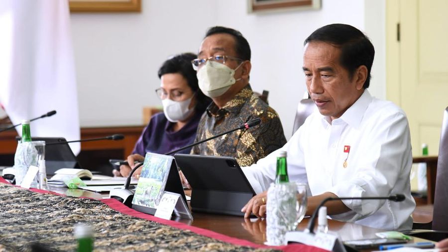 Presiden Joko Widodo menggelar rapat terbatas terkait Evaluasi Proyek Strategis Nasional (PSN) dengan sejumlah Menteri Kabinet Kerja di Istana Kepresidenan Bogor, Jawa Barat, pada Selasa, 6 September 2022. (Foto: Lukas - Biro Pers Sekretariat Presiden)