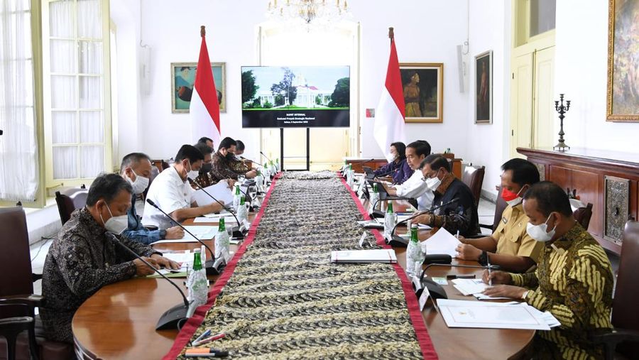 Presiden Joko Widodo menggelar rapat terbatas terkait Evaluasi Proyek Strategis Nasional (PSN) dengan sejumlah Menteri Kabinet Kerja di Istana Kepresidenan Bogor, Jawa Barat, pada Selasa, 6 September 2022. (Foto: Lukas - Biro Pers Sekretariat Presiden)