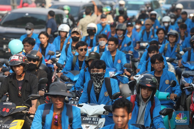Puluhan mahasiswa asal Kota Tangerang Selatan (Tangsel) yang tergabung di dalam Aliansi Front Milenial Jabodetabek (FMJ) bersama KOMANDO menggelar aksi menuju Gedung Dewan Perwakilan Rakyat (DPR) Republik Indonesia (RI), Rabu (7/9/2022). Dalam orasinya mahasiswa meneriaki Pemerintah yang secara sepihak menaikkan harga BBM dinilai telah melukai hati masyarakat Indonesia. (CNBC Indonesia/ Muhammad Sabki)