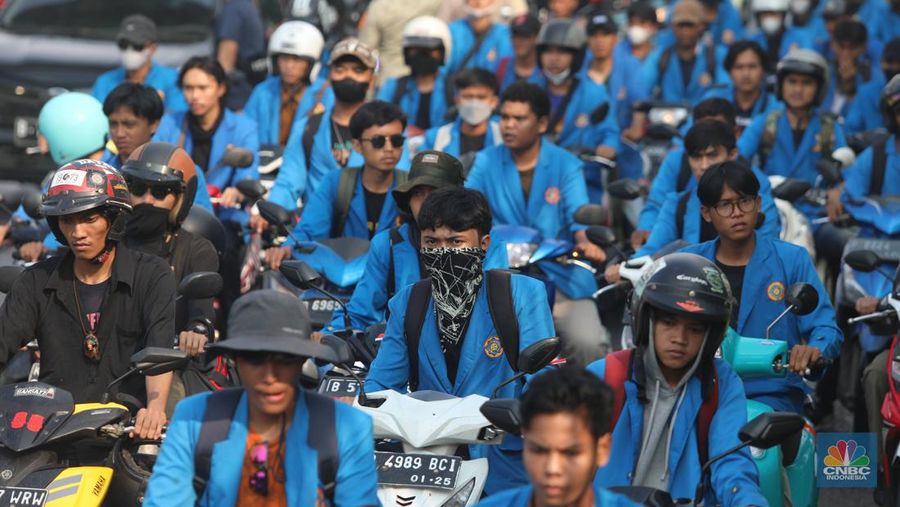 Puluhan mahasiswa asal Kota Tangerang Selatan (Tangsel) yang tergabung di dalam Aliansi Front Milenial Jabodetabek (FMJ) bersama KOMANDO menggelar aksi menuju Gedung Dewan Perwakilan Rakyat (DPR) Republik Indonesia (RI), Rabu (7/9/2022). Dalam orasinya mahasiswa meneriaki Pemerintah yang secara sepihak menaikkan harga BBM dinilai telah melukai hati masyarakat Indonesia. (CNBC Indonesia/ Muhammad Sabki)