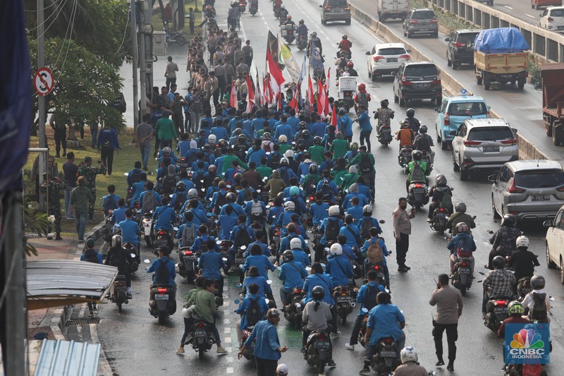 Demo Mahasiswa Tolak BBM di Gedung DPR Jakarta Puluhan mahasiswa asal Kota Tangerang Selatan (Tangsel) yang tergabung di dalam Aliansi Front Milenial Jabodetabek (FMJ) bersama KOMANDO menggelar aksi menuju Gedung Dewan Perwakilan Rakyat (DPR) Republik Indonesia (RI), Rabu (7/9/2022). Dalam orasinya mahasiswa meneriaki Pemerintah yang secara sepihak menaikkan harga BBM dinilai telah melukai hati masyarakat Indonesia. (CNBC Indonesia/ Muhammad Sabki)