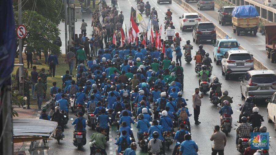 Puluhan mahasiswa asal Kota Tangerang Selatan (Tangsel) yang tergabung di dalam Aliansi Front Milenial Jabodetabek (FMJ) bersama KOMANDO menggelar aksi menuju Gedung Dewan Perwakilan Rakyat (DPR) Republik Indonesia (RI), Rabu (7/9/2022). Dalam orasinya mahasiswa meneriaki Pemerintah yang secara sepihak menaikkan harga BBM dinilai telah melukai hati masyarakat Indonesia. (CNBC Indonesia/ Muhammad Sabki)